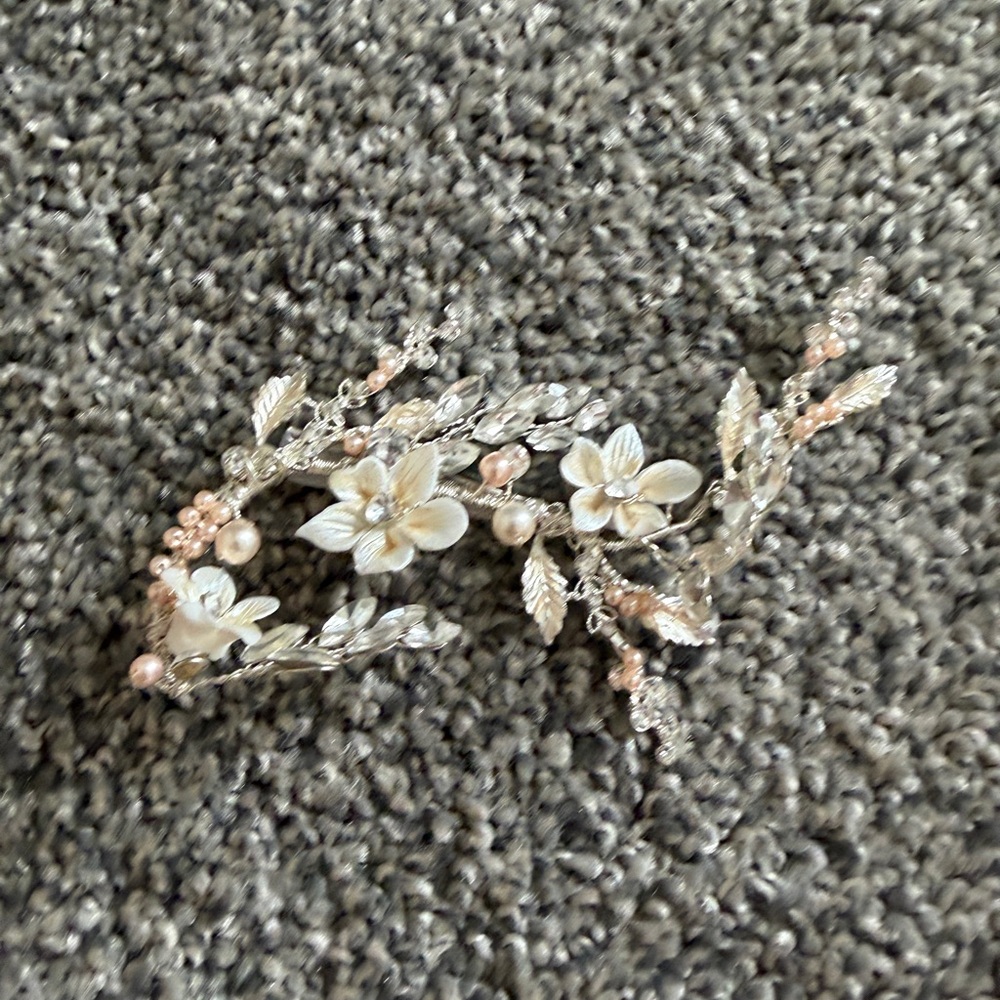 Elegant Floral Silver and Cream Hair Accessory